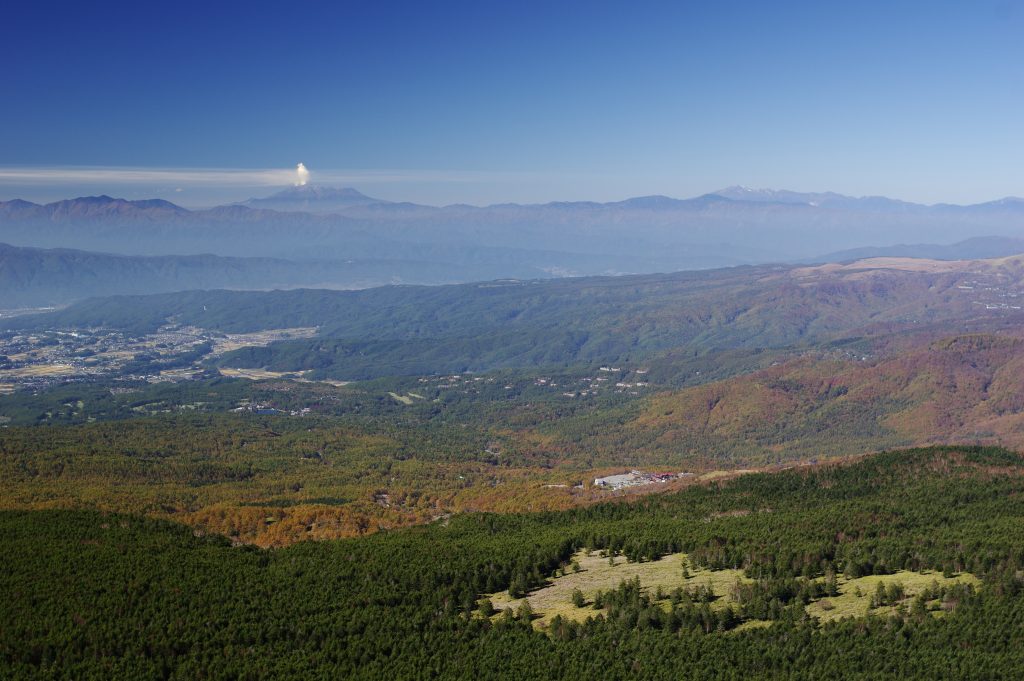 茶臼山から噴煙立ちのぼる御嶽山