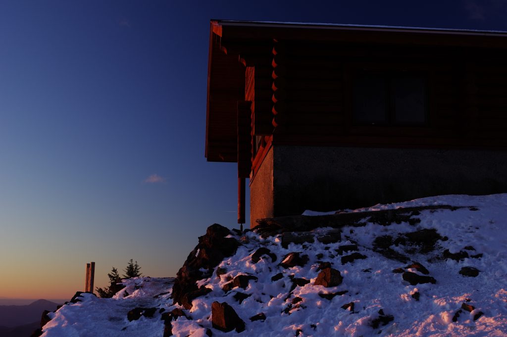朝日を浴びる雲取山避難小屋