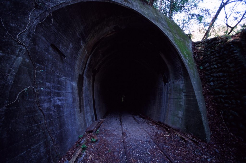 小河内ダムと奥多摩駅を結ぶ路線の廃線跡とトンネル